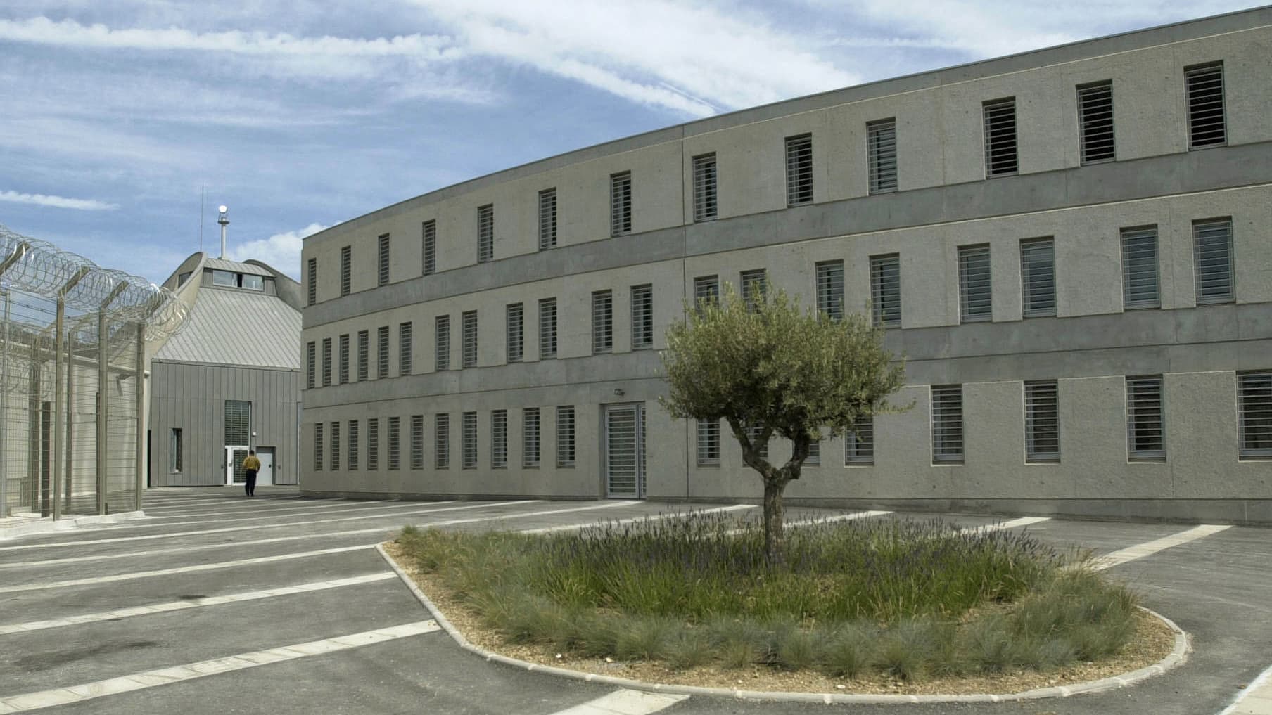 Valence, Toulon, Nanterre... Plusieurs prisons ciblées par des incendies et des tirs dans la nuit
