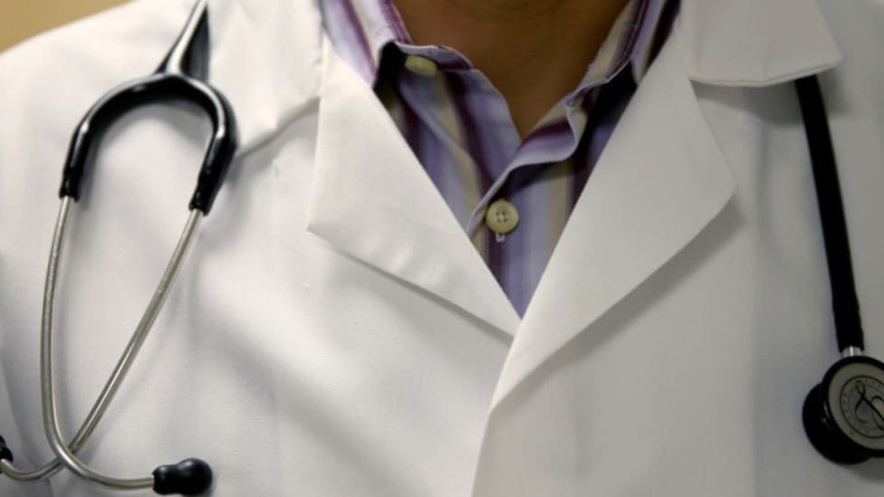 Déserts médicaux: le gouvernement veut imposer deux jours par mois à "tous les médecins"