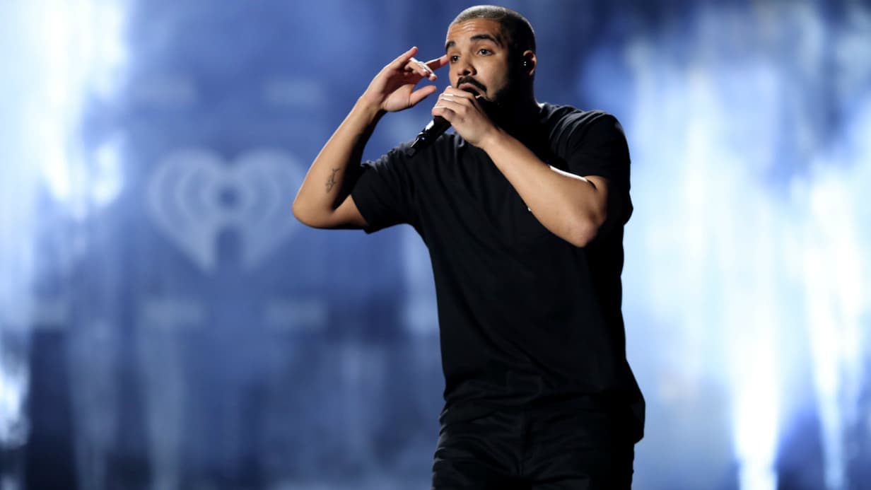 En concert, Drake change les paroles de "Knife Talk", en réponse à Kendrick Lamar