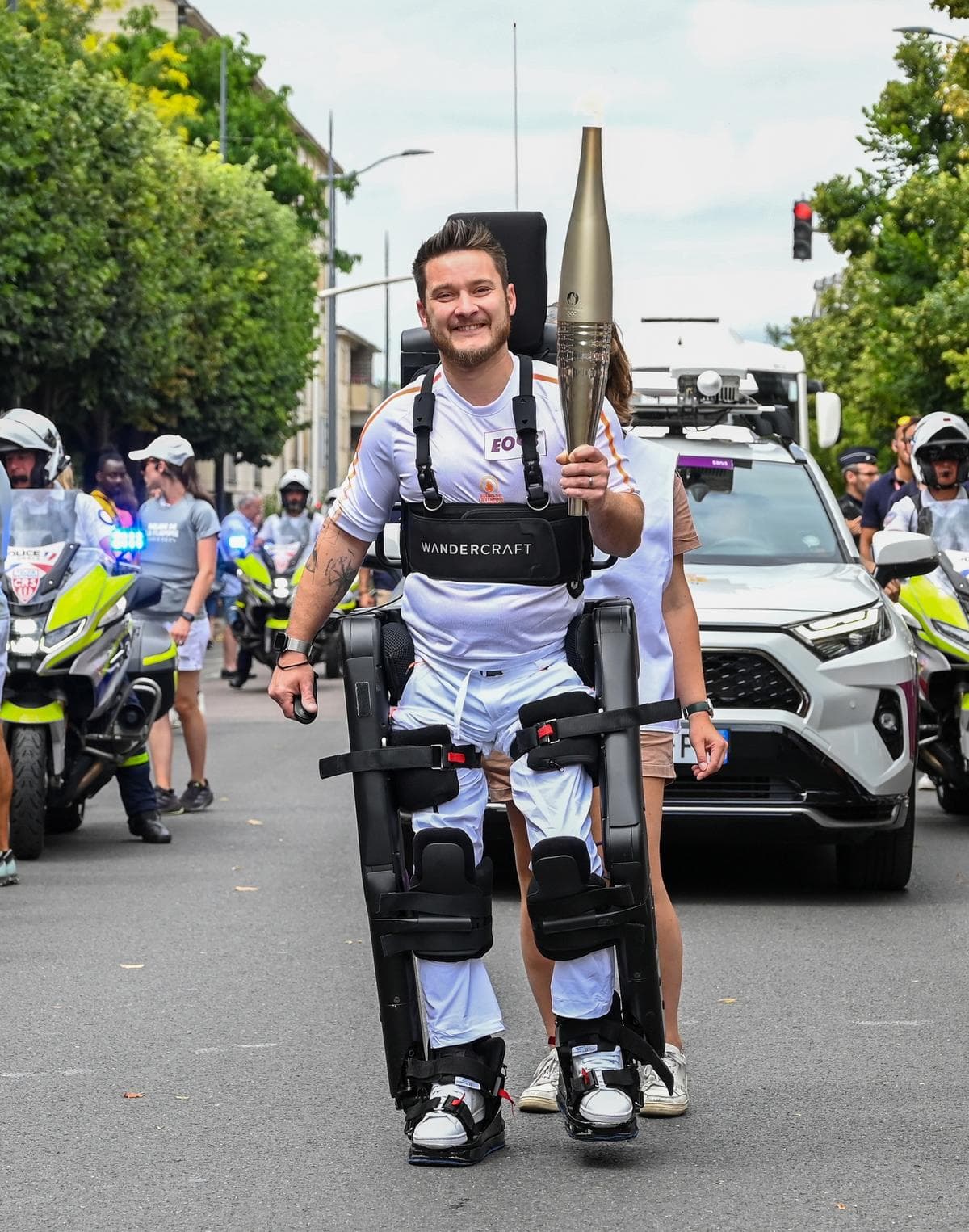 JO de Paris 2024 : paraplégique depuis 11 ans, il a porté la flamme avec son exosquelette
